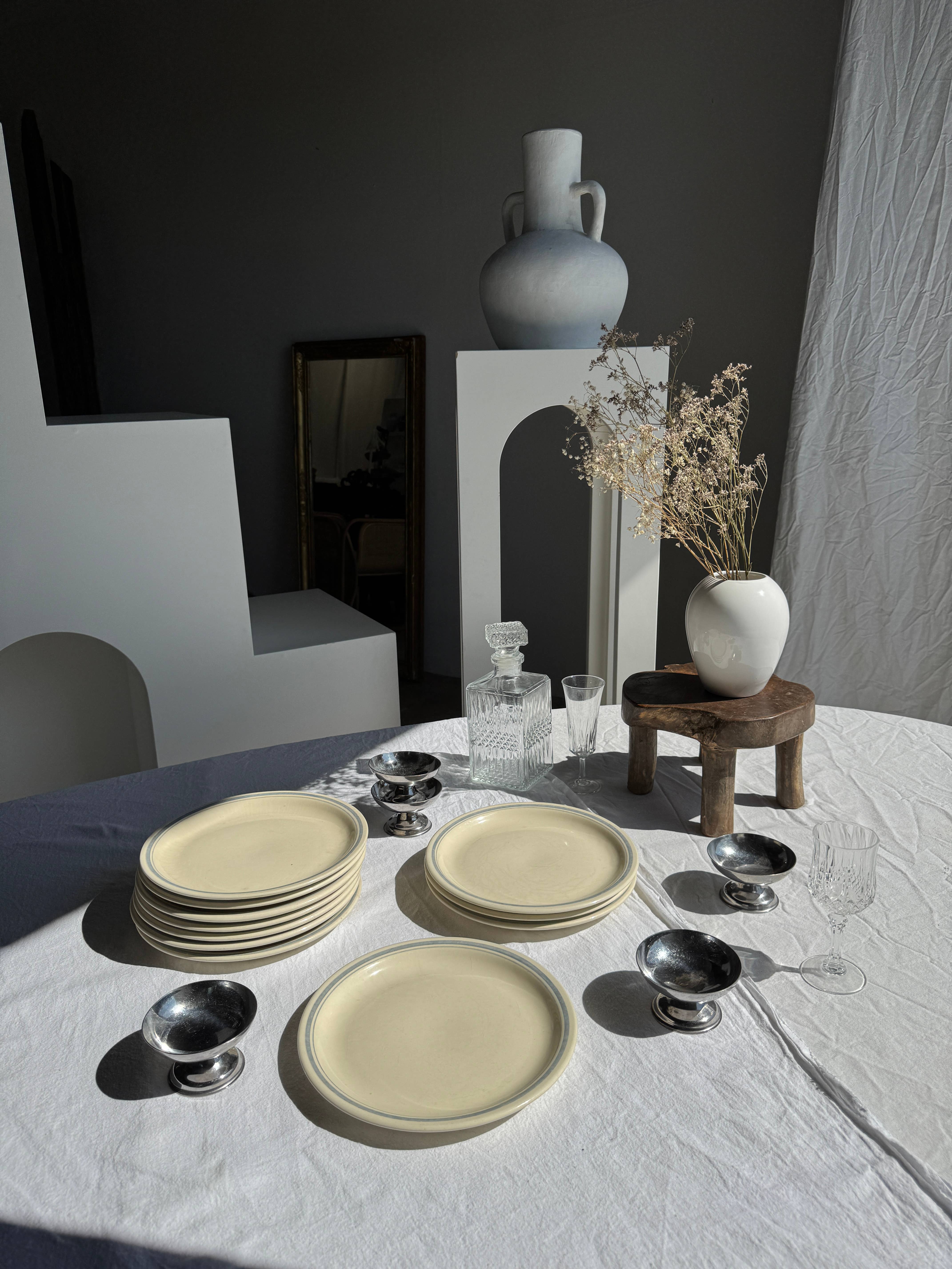 Office Objets - Wholesale Dinner Plate - Set of 8 vintage white dinner plates with blue trim D23.51