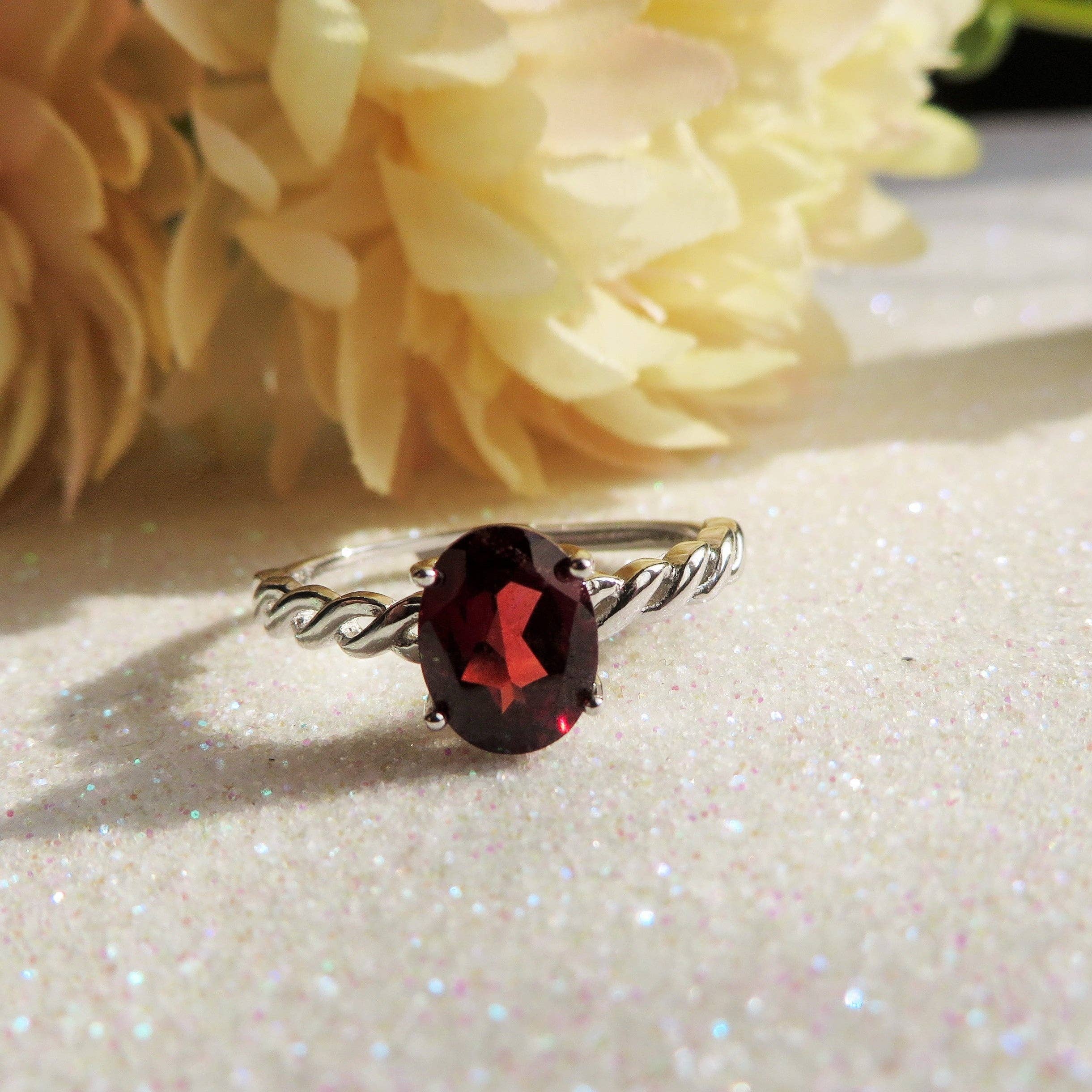 GRANATRÖD bas SILVER ARUNA justerbar ring med naturlig röd granat för wholesale på Faire4