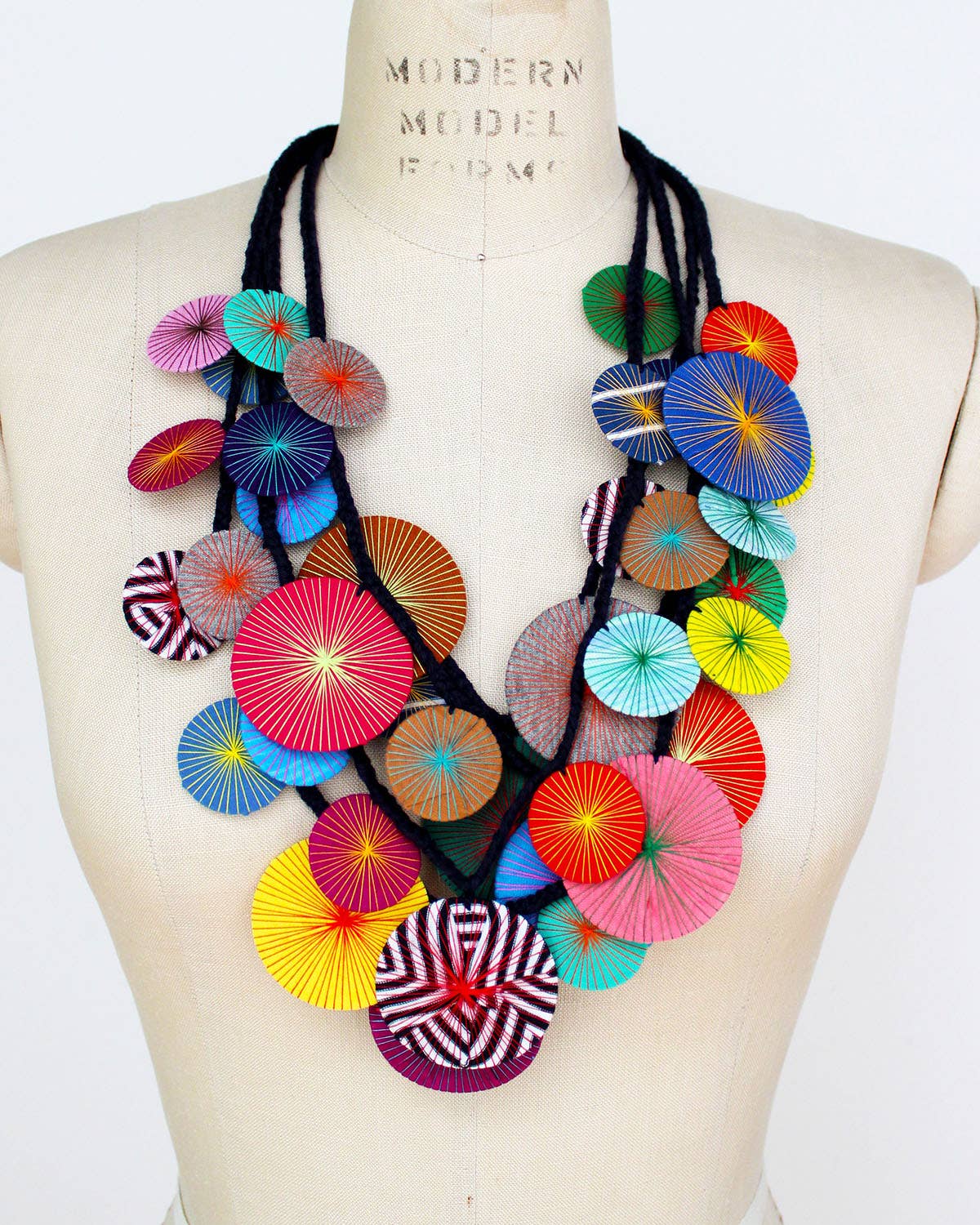 Beyond Threads - Vente Colliers plastrons - Collier artisanal Platillos en textile recyclé6