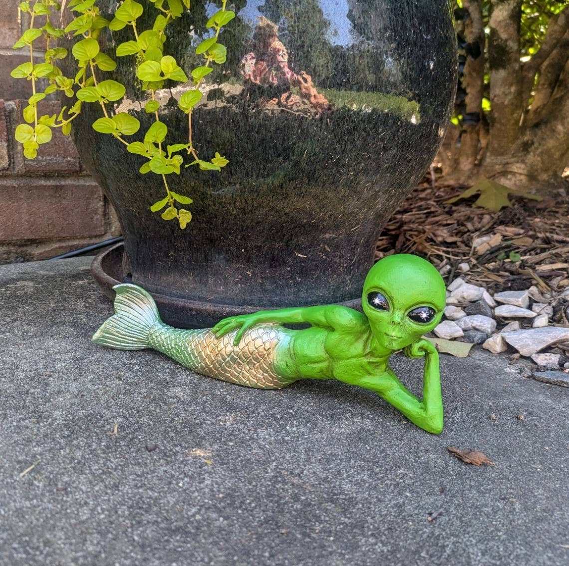 John Bernard & Company – Engroshandel Pyntefigur – Alien Invasion Sexy 10“ Liggende Merman Alien Statue Mermale6