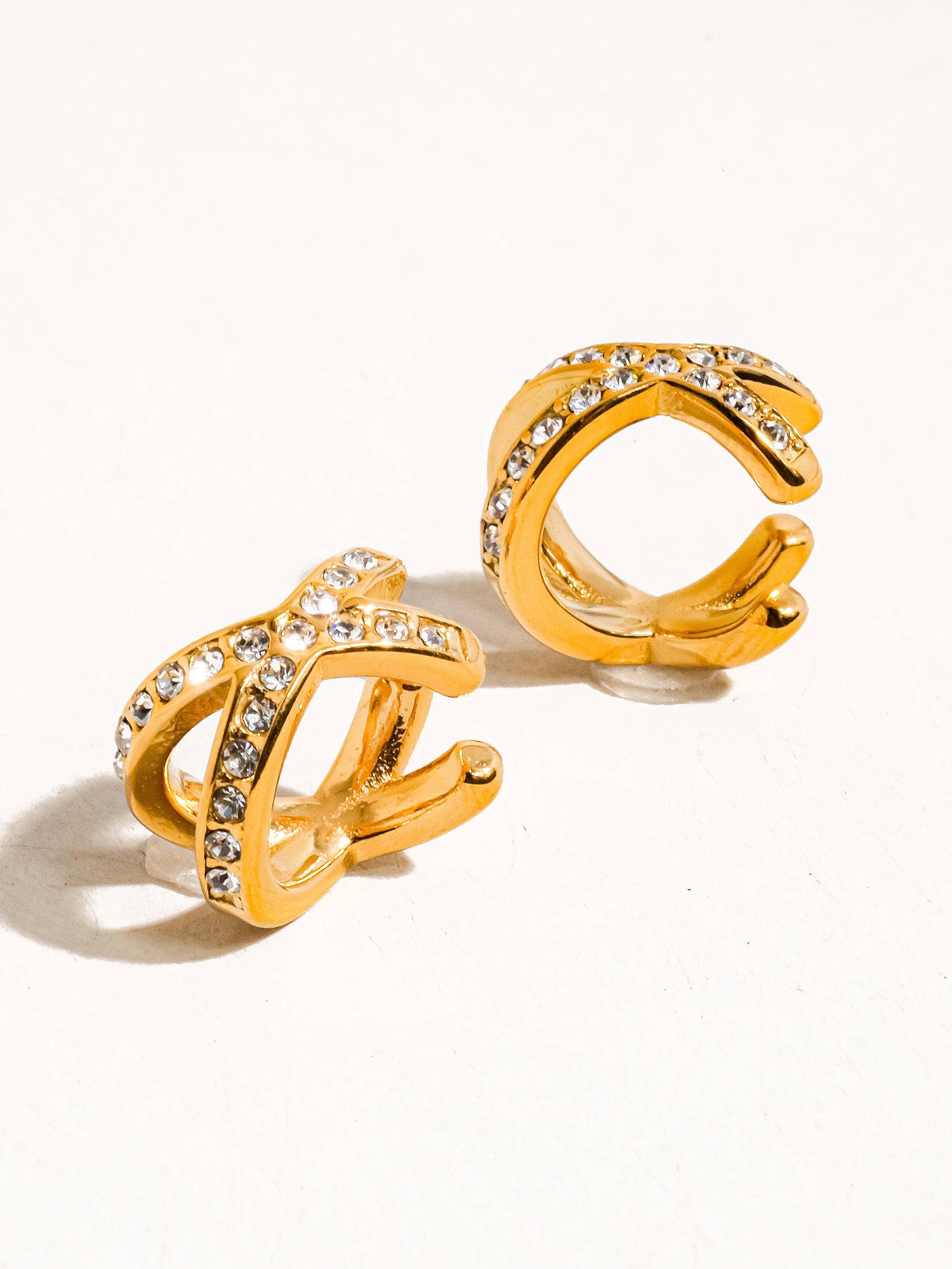 Oro Amarillo Aro de oreja tipo cuff Avery en oro 18K antideslustre con circonitas de venta al por mayor en Faire2