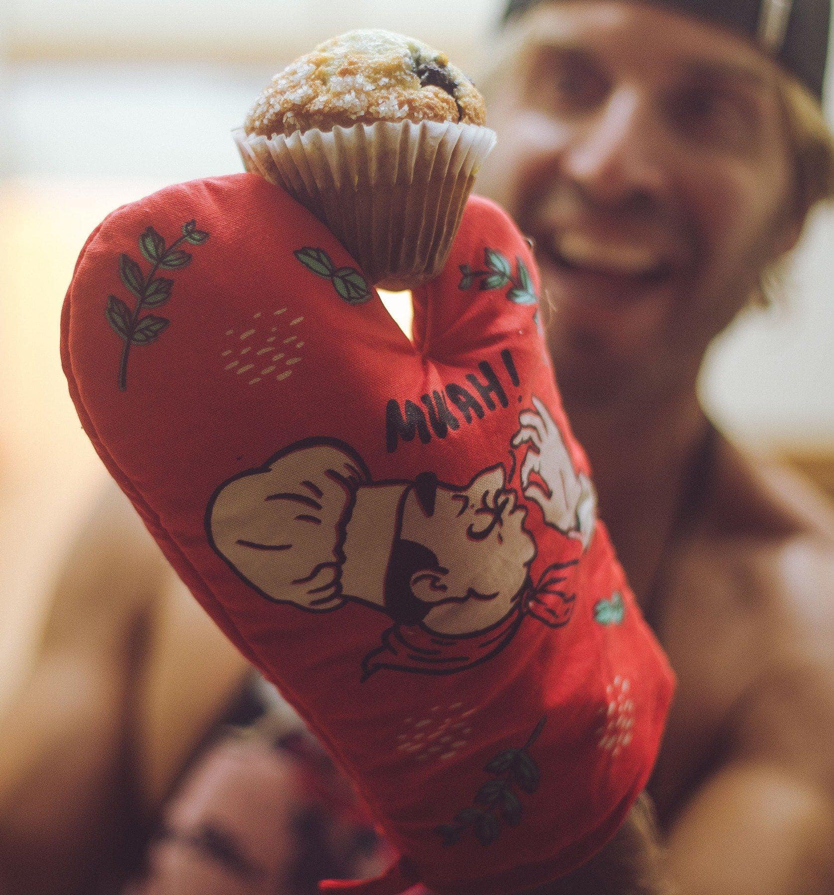 Red Chef's Kiss Oven Mitt Funny Gift for Cook Cute Graphic for wholesale on Faire1