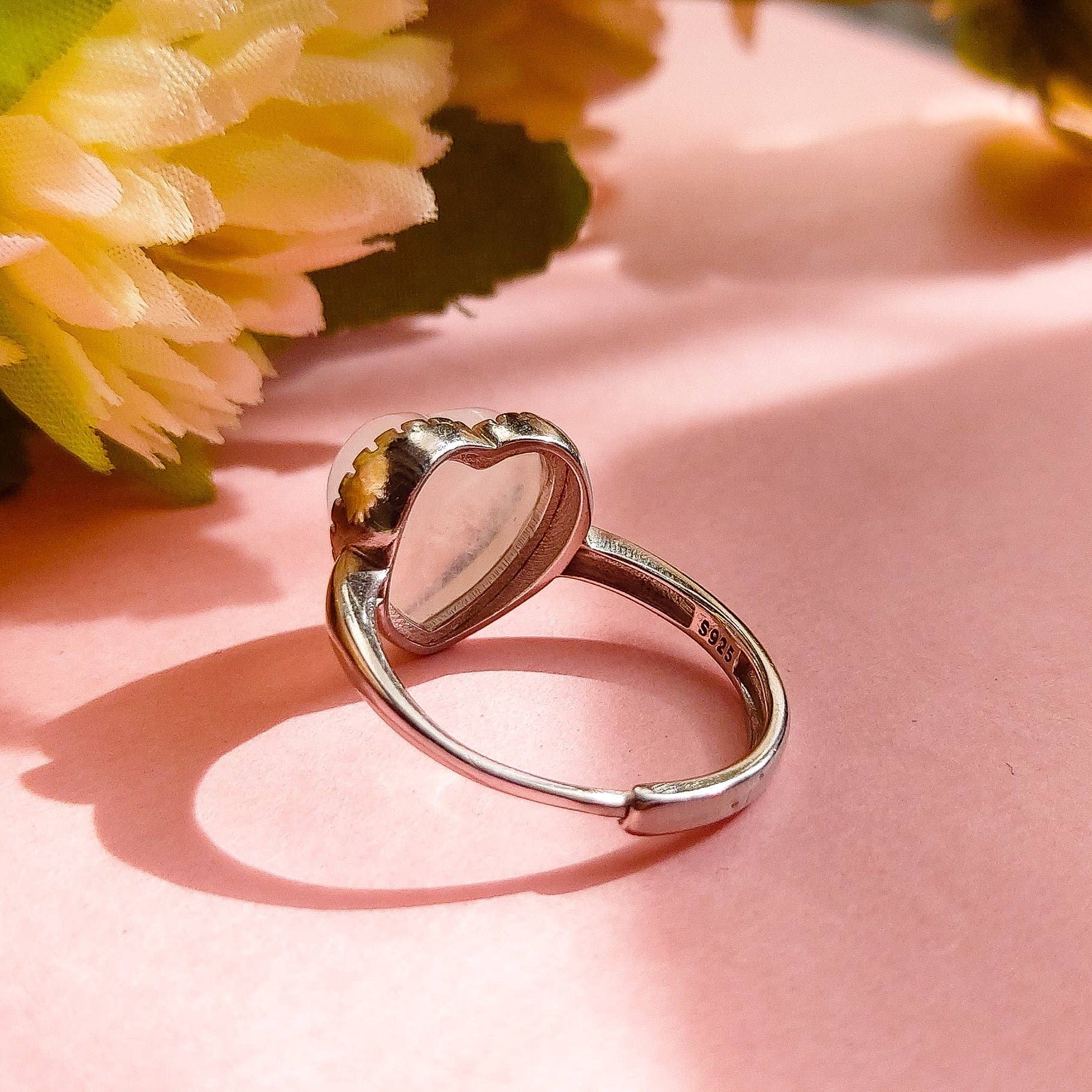 PIEDRA LUNAR CON BASE PLATEADA Anillo DEVA HEART de plata 925 ~ ajustable con forma de corazón y piedra lunar, piedra lunar natural de venta al por mayor en Faire2