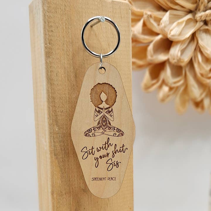 Portachiavi "Affrontalo, Sorella" per la vendita all'ingrosso da parte di Statement Peace