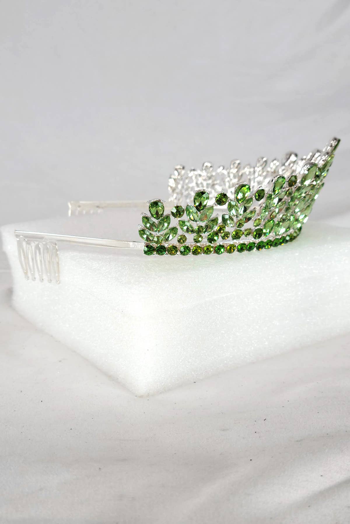 Chicas - Wholesale Tiara - Women's - Metal tiara with jewel rhinestones, one size fits all HT97122