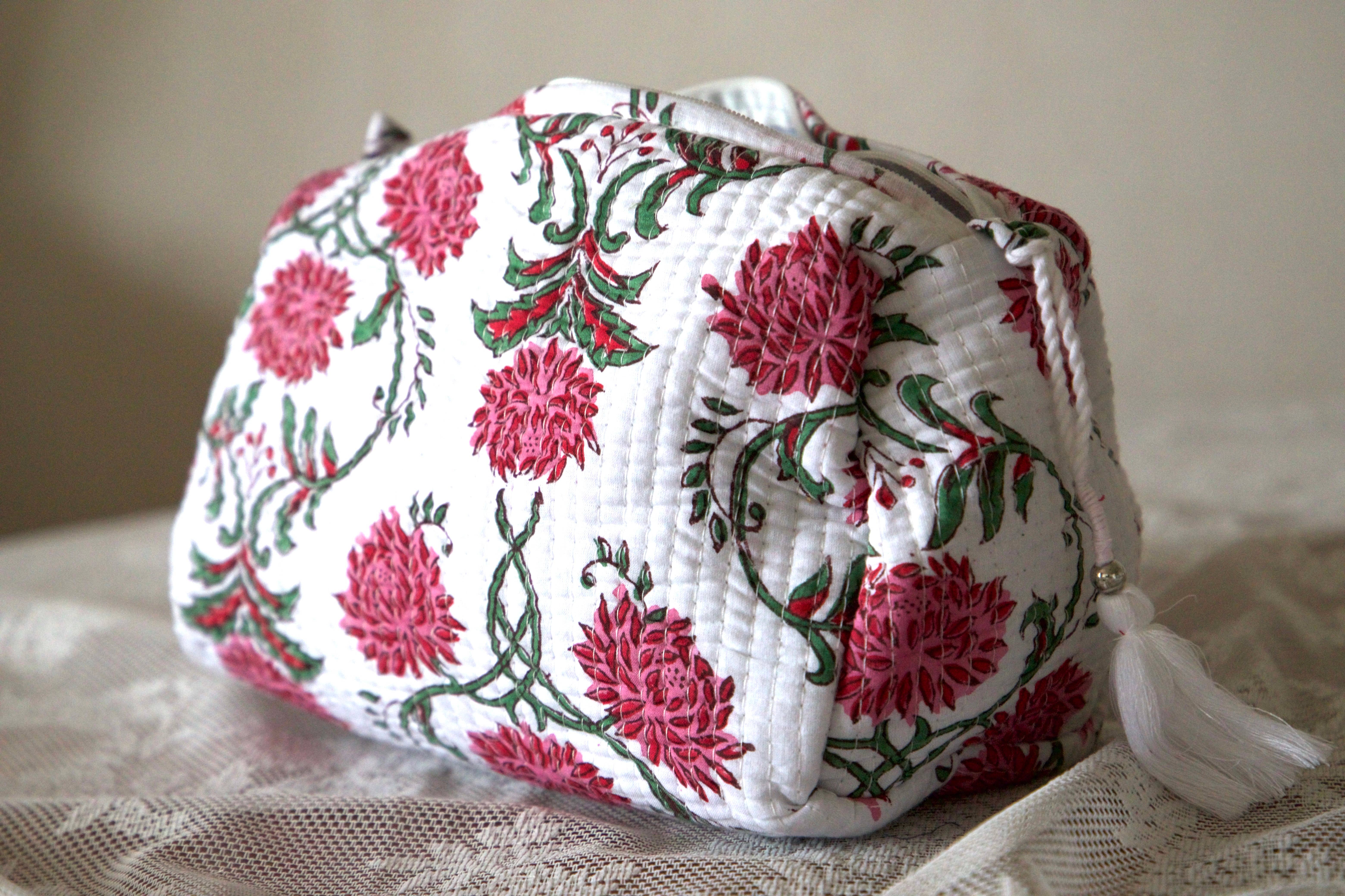 Indie Corner - Venta al por mayor Neceser - Mujer - Bolsa de algodón acolchada para artículos de aseo con flores rosas2