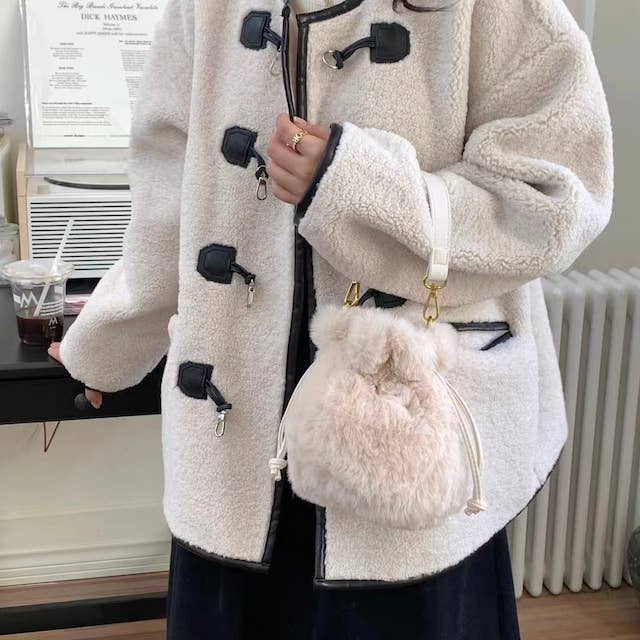 Pretty Persuasions - Wholesale Crossbody bag – Women's - P23091 Faux Fur Drawstring Bucket Crossbody Bag13