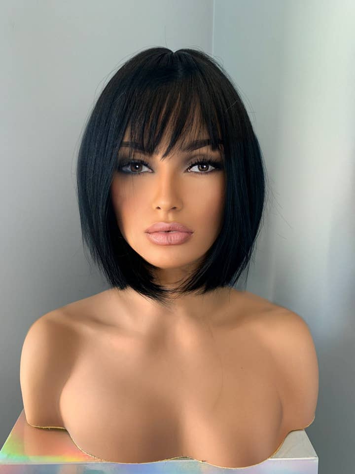 "Maya" - Perruque courte noire avec frange pour la vente par The Extension Room