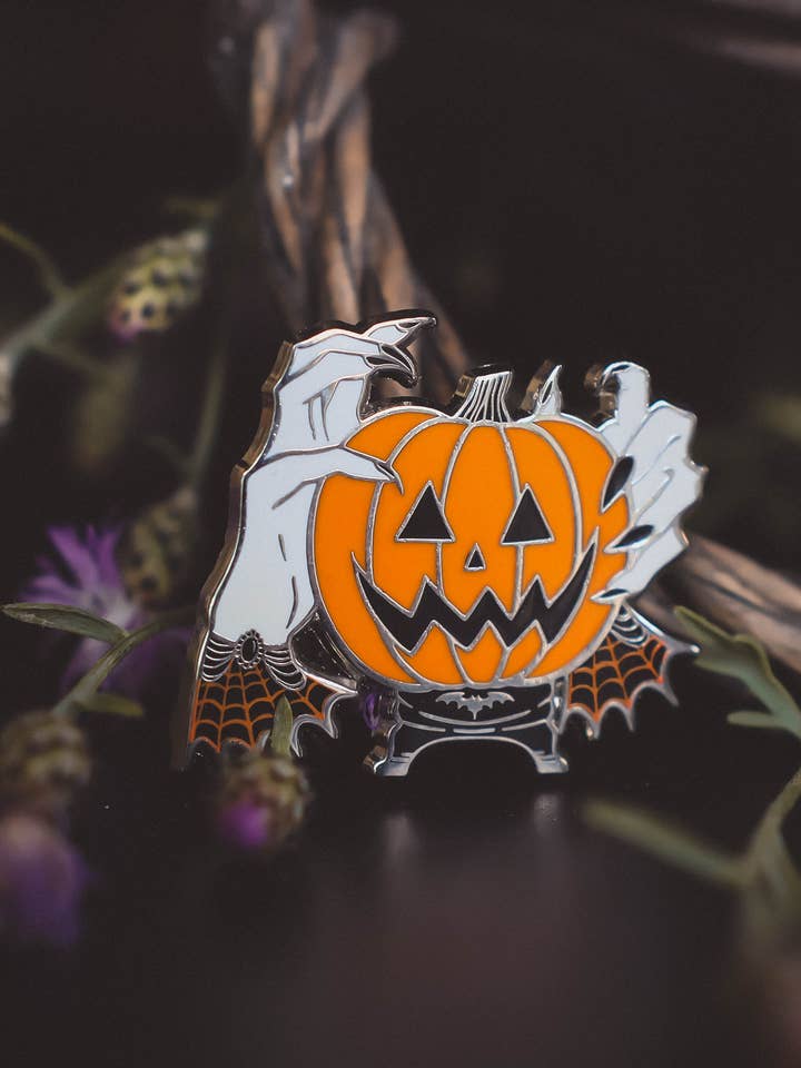 Visions d'Halloween - Épinglette en émail pour la vente par The Pickety Witch