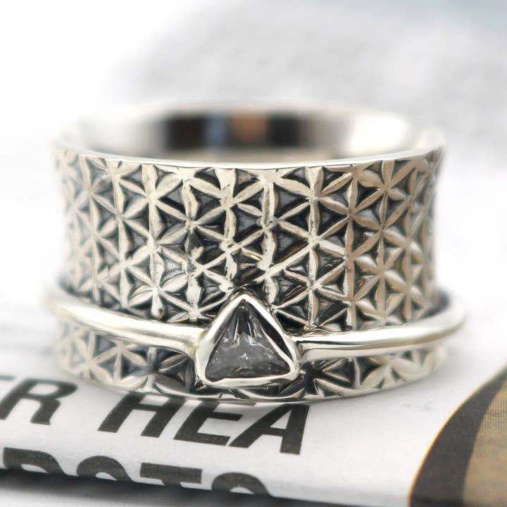 Anello filatore da meditazione geometrico trillian in argento sterling per la vendita all'ingrosso da parte di Energy Stone