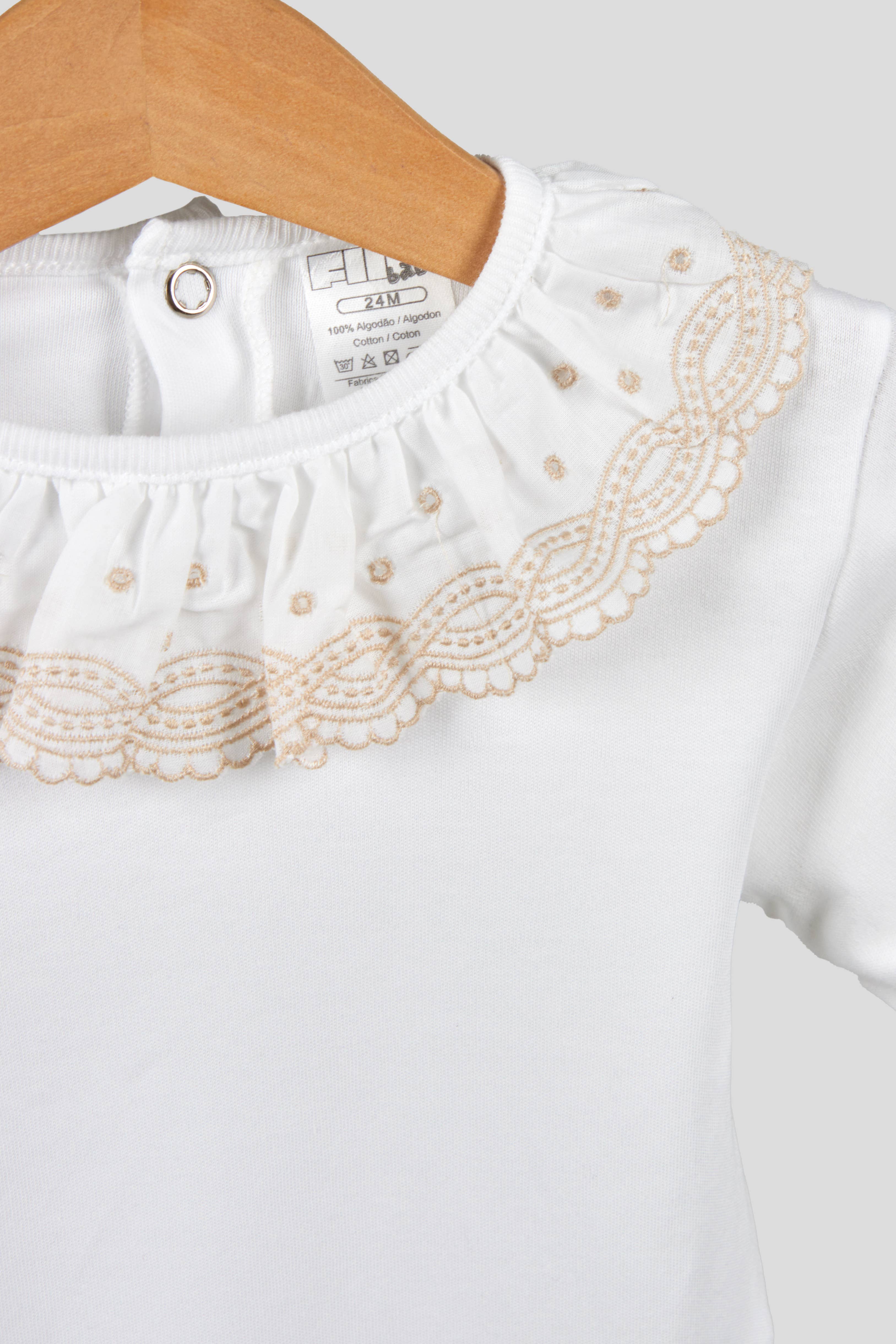 Amorim Gerações, LDA – Engroshandel Bodysuit - Baby – Amorim Gerações bomuldskropsdragt med lange ærmer og broderet krave0