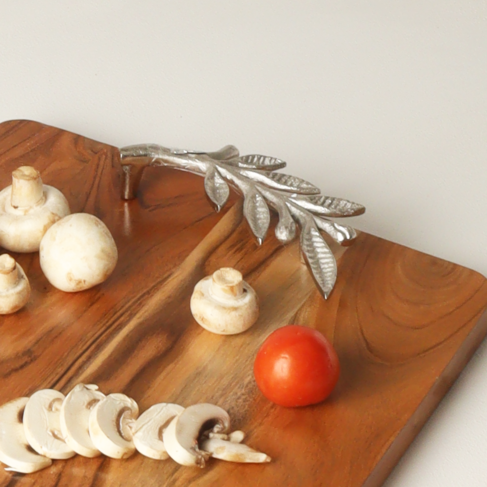 India Handicrafts Inc – wholesale Dekorativt bordsobjekt – Rektangelträ serveringsbricka med metallolivgrenhandtag2