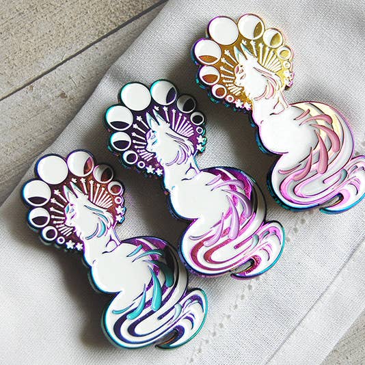 Épinglette émaillée Moon Queenie Fox en métal anodisé arc-en-ciel pour la vente par Floral Frolic