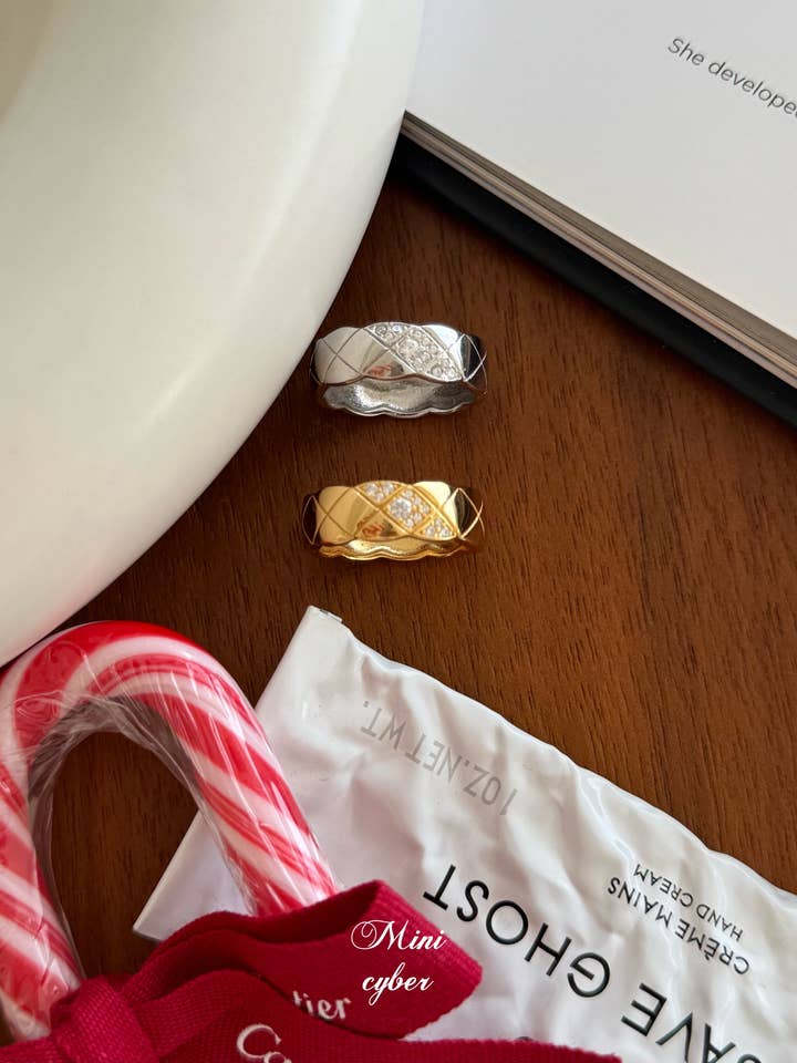 Bague en treillis de losanges scintillants pour la vente par MINICYBER STUDIO