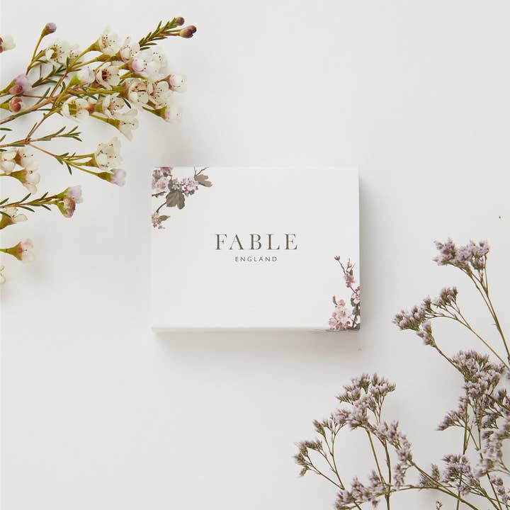 Fable England - Vente Petits anneaux - Boucles d'oreilles Huggie en forme de papillon bleu FABLE en émail