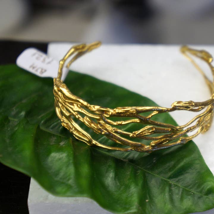 Bracelet Branche en Argent Sterling Plaqué Or avec Breloque Jasmin pour la vente par Mother Nature Jewelry