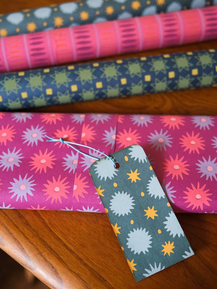 Papier cadeau Lilac Florals pour la vente par East End Press