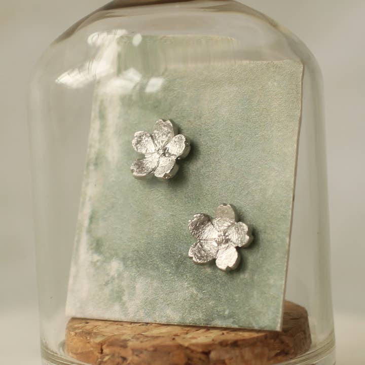 Orecchini a bottone Forget Me Not in argento Sterling per la vendita all'ingrosso da parte di Silk Purse, Sow's Ear