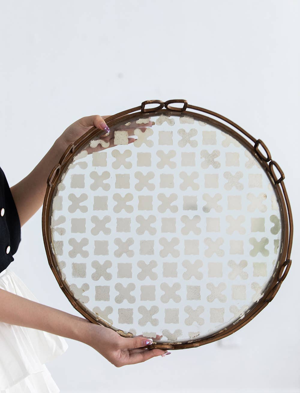 A&B Home Group Inc. – Engroshandel Pyntebakke – D18x2" Sofistikeret Geometrisk Spejlbakke1