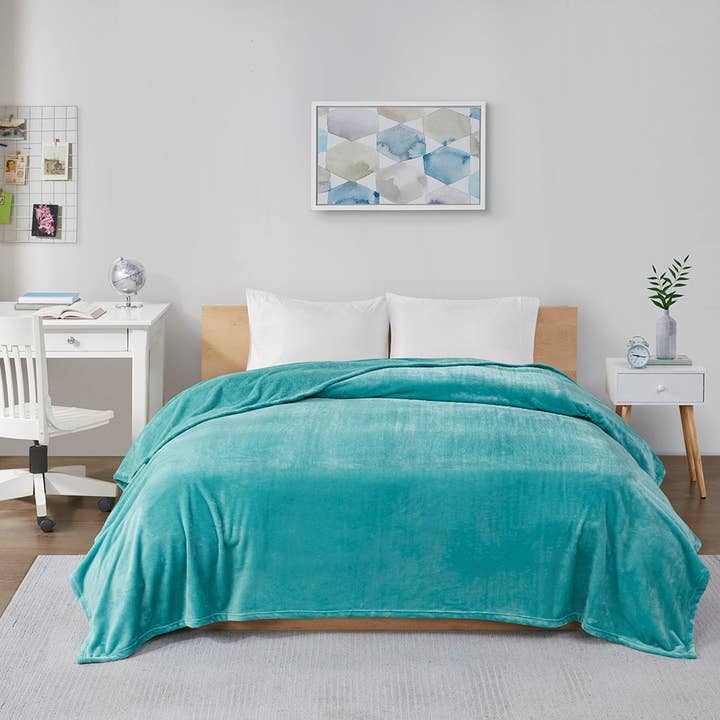 Olliix - Wholesale Bedding Blanket - All-Season Oversized Microlight Plush Bedding Blanket, Aqua
