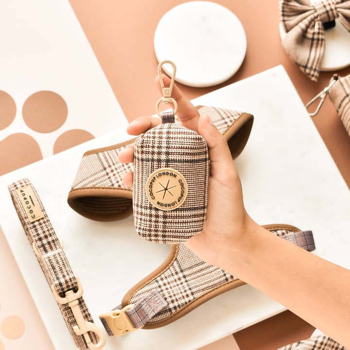 Pup Kotbeutelhalter, kariert für den Großhandel von Cocopup London