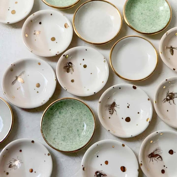 Plat à bagues abeille | Plat à bibelots en poterie fait main avec or pour la vente par Apricity Ceramics