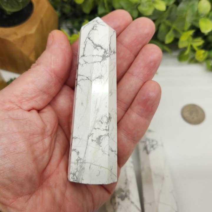 Meraki Gemstones - Wholesale Spirituele steen/kristal - White Howlite toren met 8 facetten (ongeveer 3,5-3,75"/8,9-9,5 cm)3