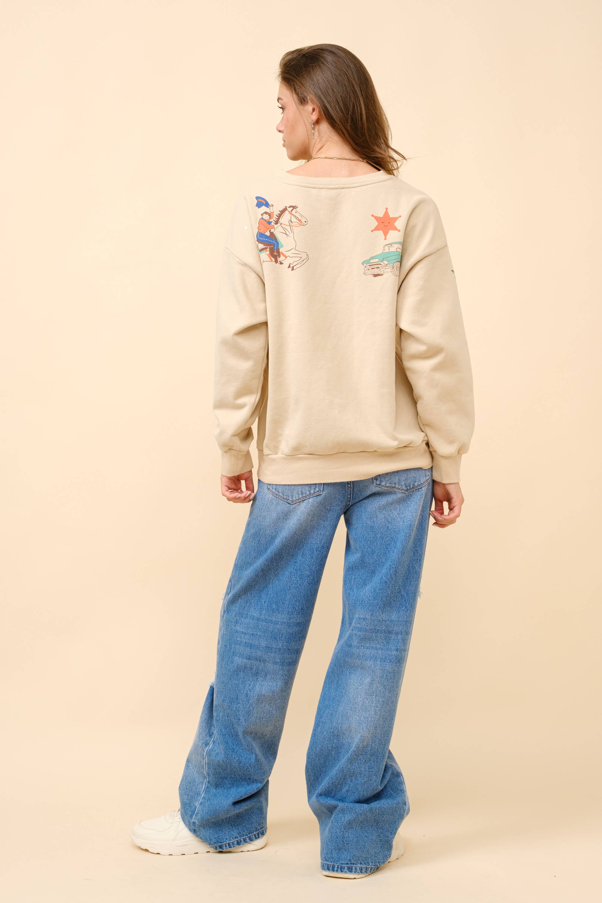 TAUPE 36146T - Western Sweatshirt med Howdy-grafik for engroshandel på Faire6