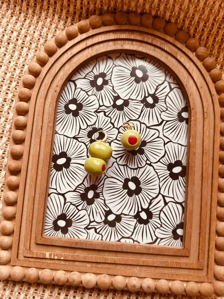 Pimento Olijf Huggies | Polymeer Klei Oorbellen voor wholesale door Watch Me Bloom