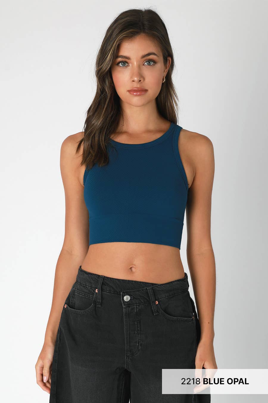 NIKIBIKI – Top de malha - Mulher por atacado – NS7933 - Top recortado Chevron Highneck17