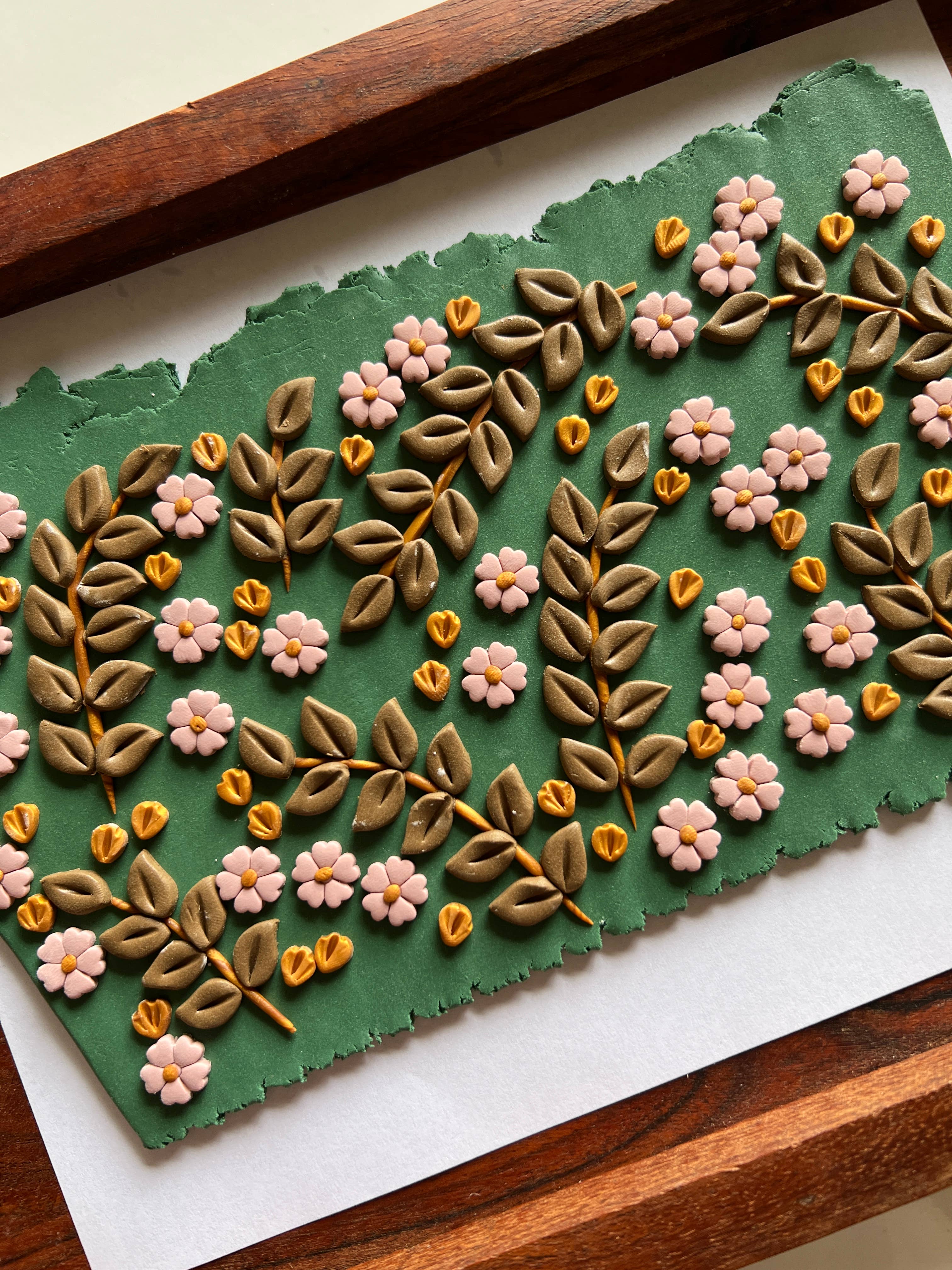 Lumu Moon Handmade Designs - Vente Boucles d'oreilles pendantes - Boucles d'oreilles florales vertes et roses - Printemps3