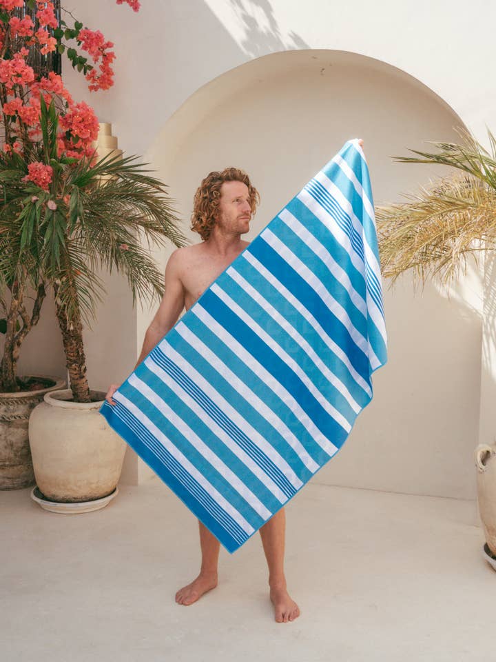Hamptons Streifen - Sandfreies Strandtuch für den Großhandel von Breathing Travel