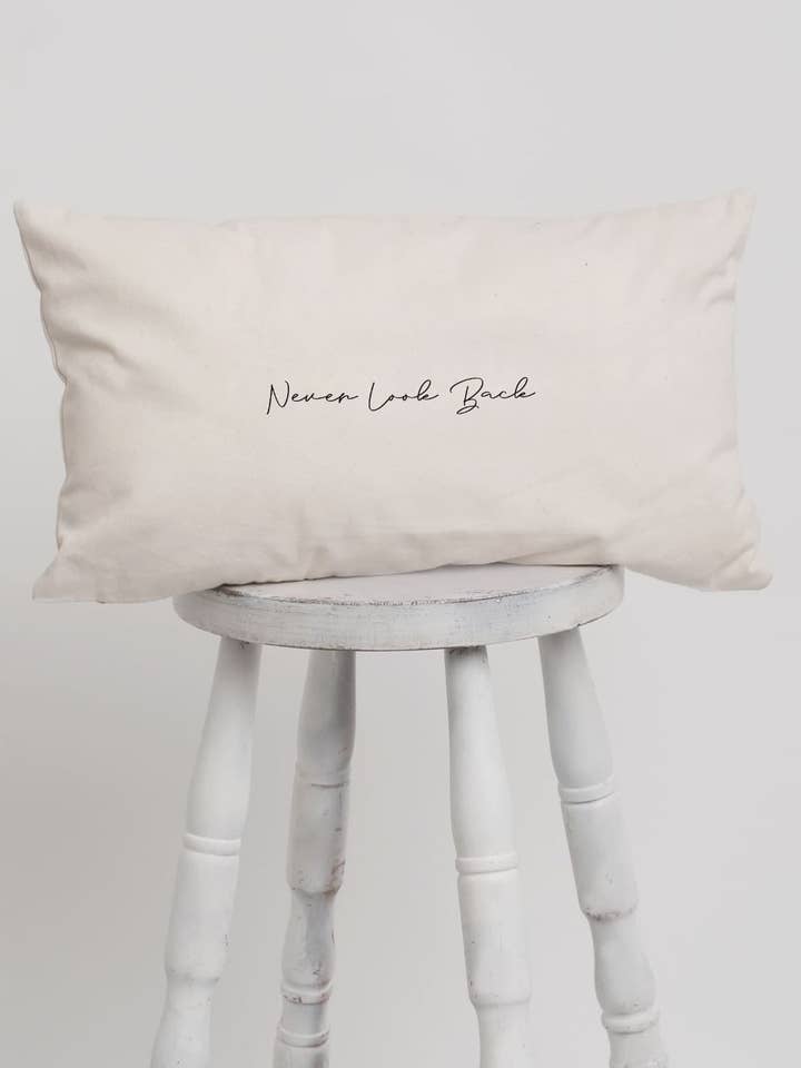 Housse de coussin "Ne jamais regarder en arrière" pour la vente par Om & Ah London