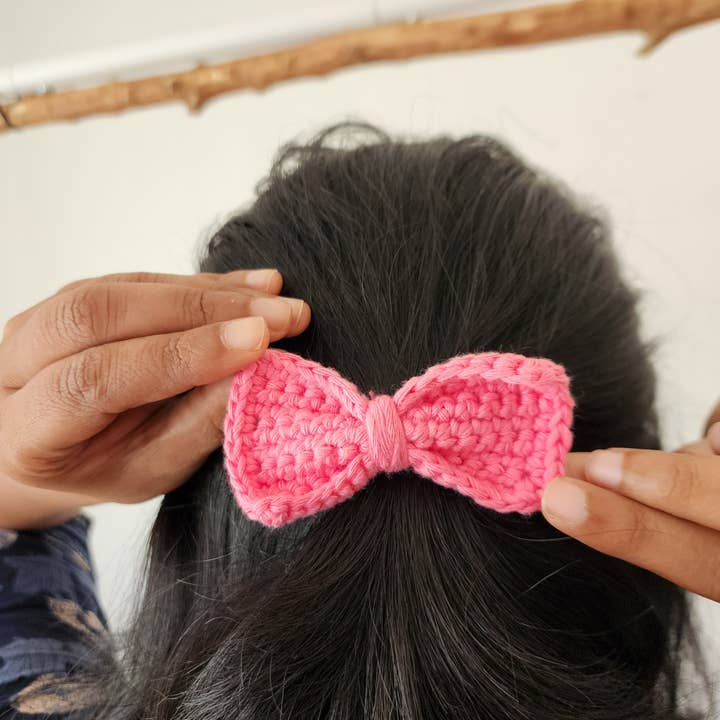 Håndlavet Sløjfe Hårspænde | Sød Hæklet Hårpynt for engroshandel hos Handmade By Uruba