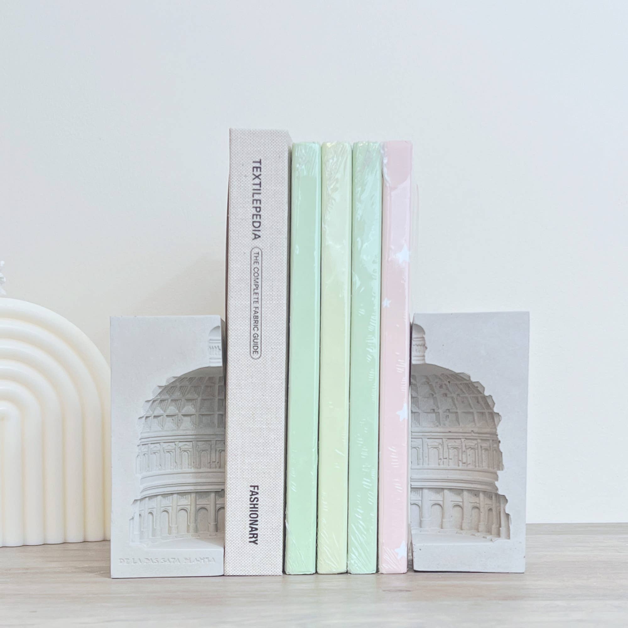 Eli and Things – Engroshandel Bogstøtte – Roman Dome Beton Bookends - Arkitektonisk bogafslutning6