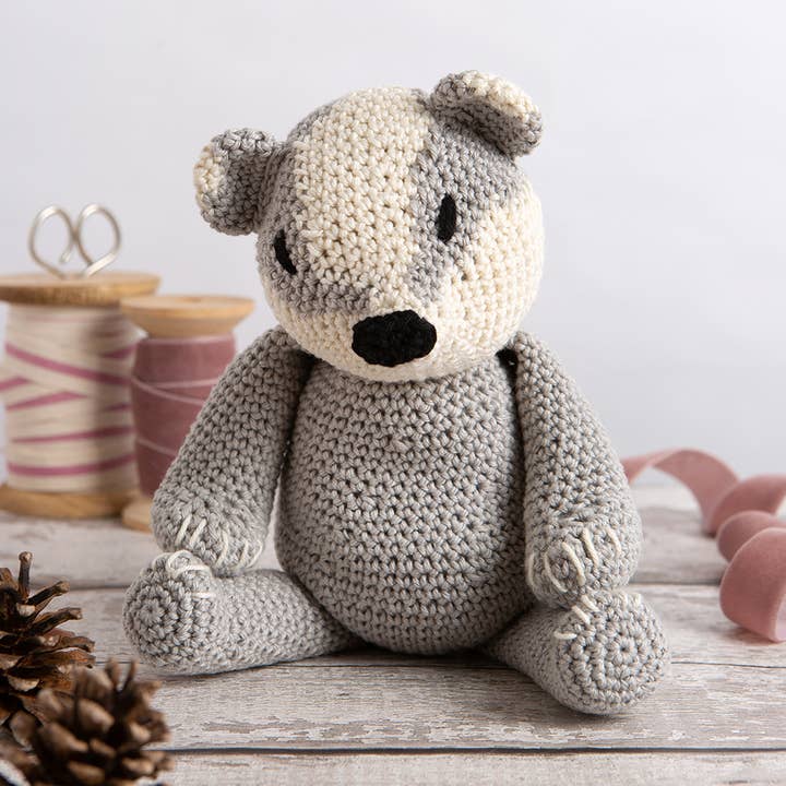 Haakpakket Daisy The Badger voor wholesale door Wool Couture Company