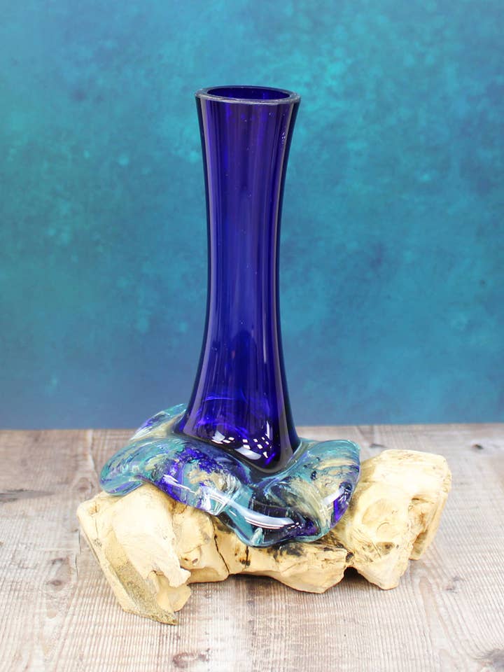 GL6504 GLAZEN VAAS OP NATUURLIJKE HOUTEN VOET - BLAUW voor wholesale door Suzie Blue