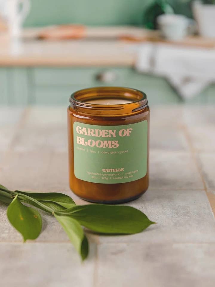 Bougie artisanale en cire de coco et soja Jardin de Fleurs pour la vente par Caitelle
