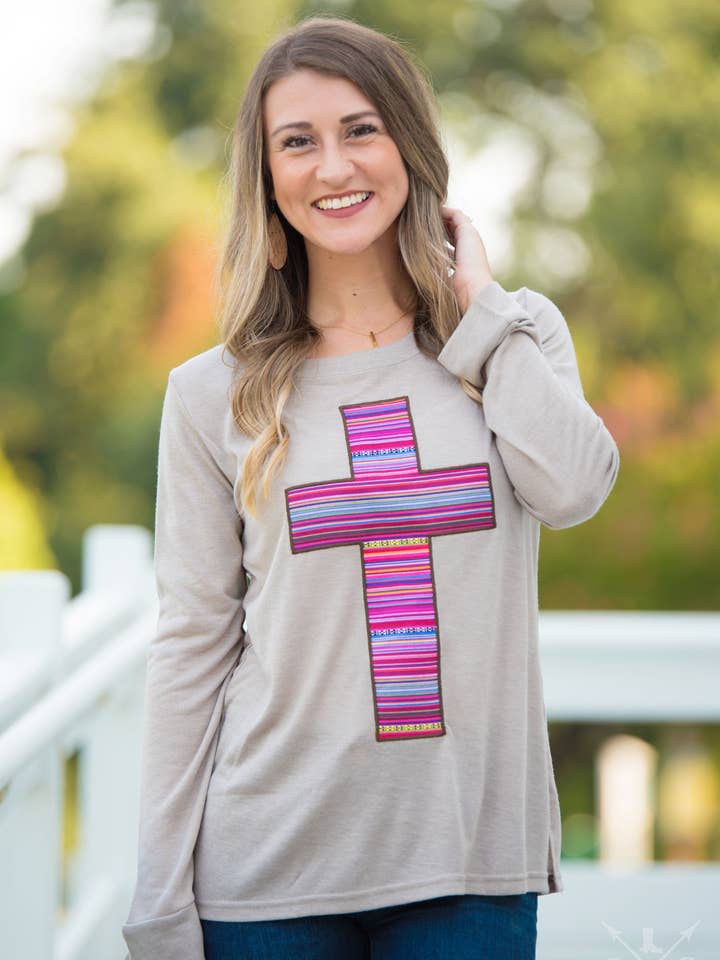 T-shirt à manches longues Serape Cross brodé sur taupe pour la vente par GRACE+EMMA by Southern Grace
