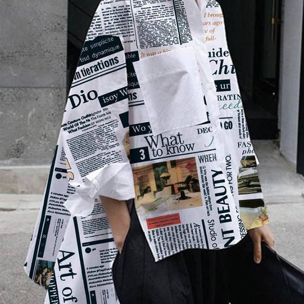 Bluse mit Buchstabenmuster, High-Low-Schnitt, langen Ärmeln, Taschen, Seitenschlitz und Reverskragen für den Großhandel von UZ Wholesale Store