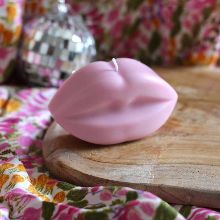 Meet me at the corner - Wholesale Novelty candle - Mouth shaped candle2