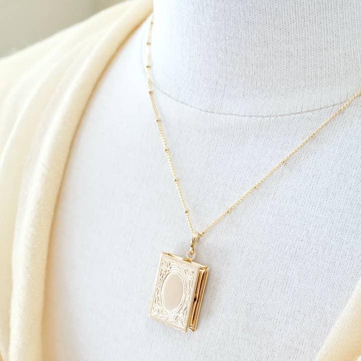 YSM Designs – wholesale Halsband med medaljong – Guld Rektangulär medaljong Halsband, Foto