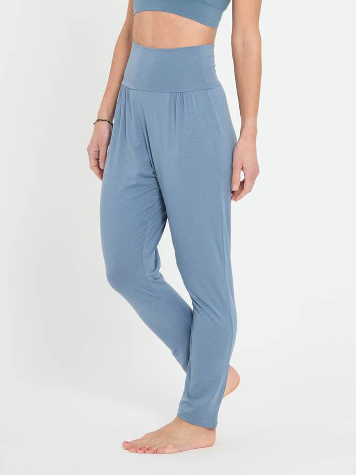SWARA - pantalon de yoga resserré à la cheville pour la vente par Yoga Searcher