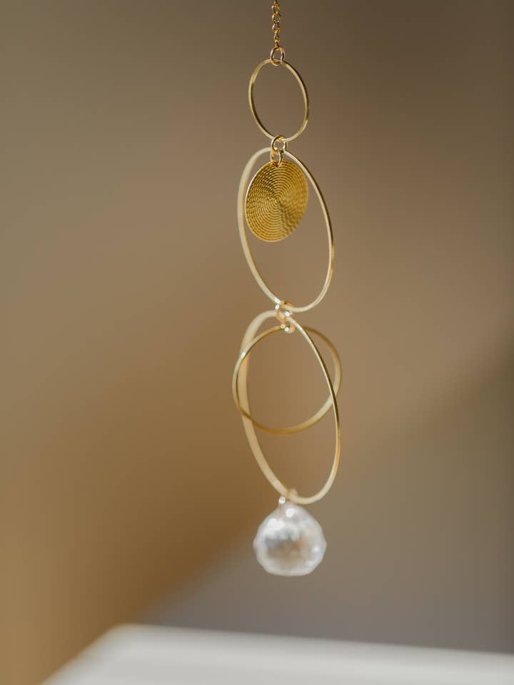 goldener runder Sonnenfänger mit Regenbogenkristall für den Großhandel von walnutandcherry