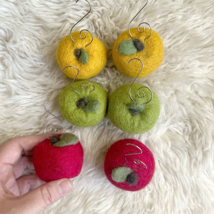 Décorations en forme de pomme en feutre | Ensemble de 6 pour la vente par Sheep Farm Felt