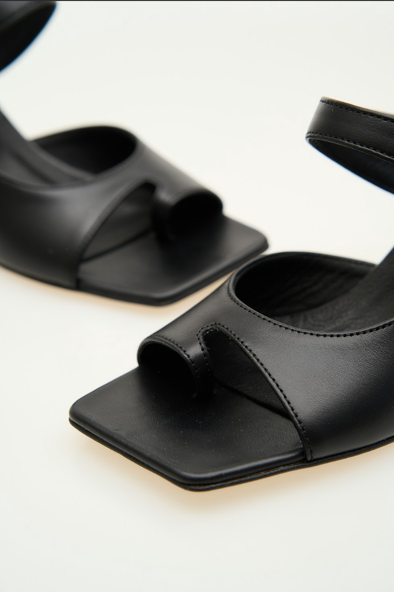 Nenya Fashion Limited – wholesale High heels – Women’s – Heeled Strappy Mid Sandal Heeled Mules In Blackules Michelle2