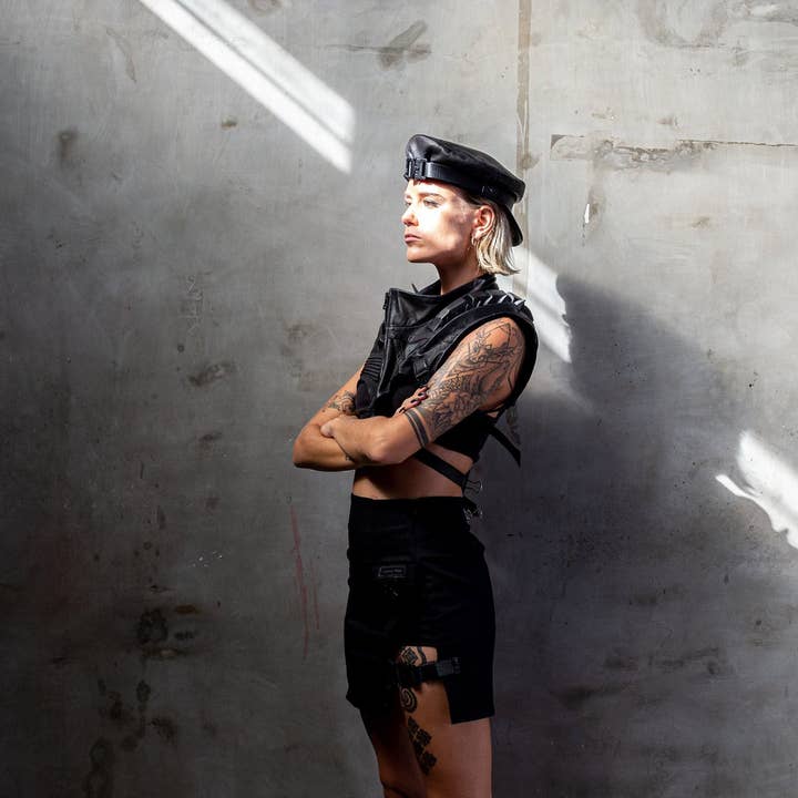 Solo Enforcer Svart Läderbröstplatta med Metallspikar för wholesale av JUNGLE TRIBE