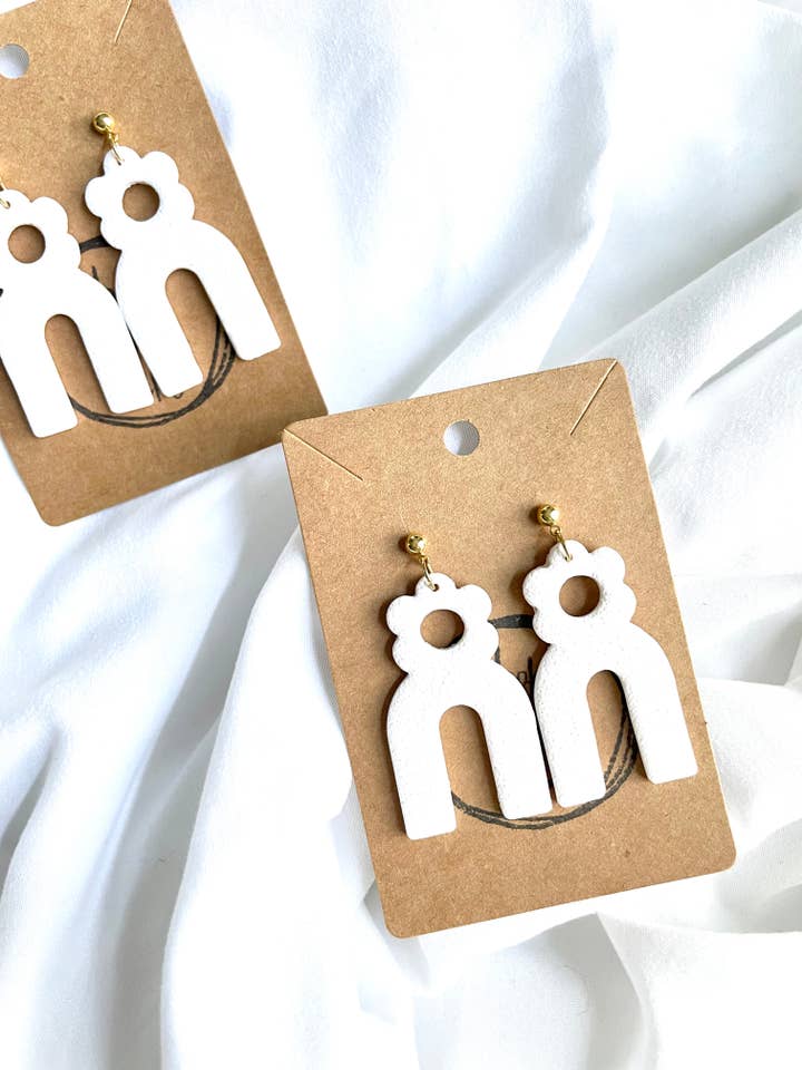 Tekstureret hvid polymer ler blomsterbue for engroshandel hos Hooks and Clay