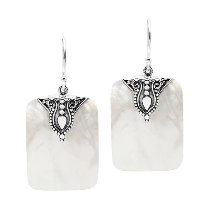 AE-1183-MOP Sterling zilveren rechthoekige oorringen met sierlijke bovenkant van parelmoer voor wholesale door Bali Designs
