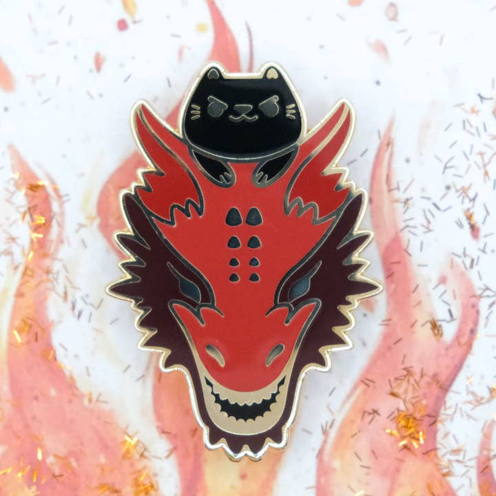 Schwarze Katze reitet auf einem roten Drachen Pins für den Großhandel von Sparkles in the Wild